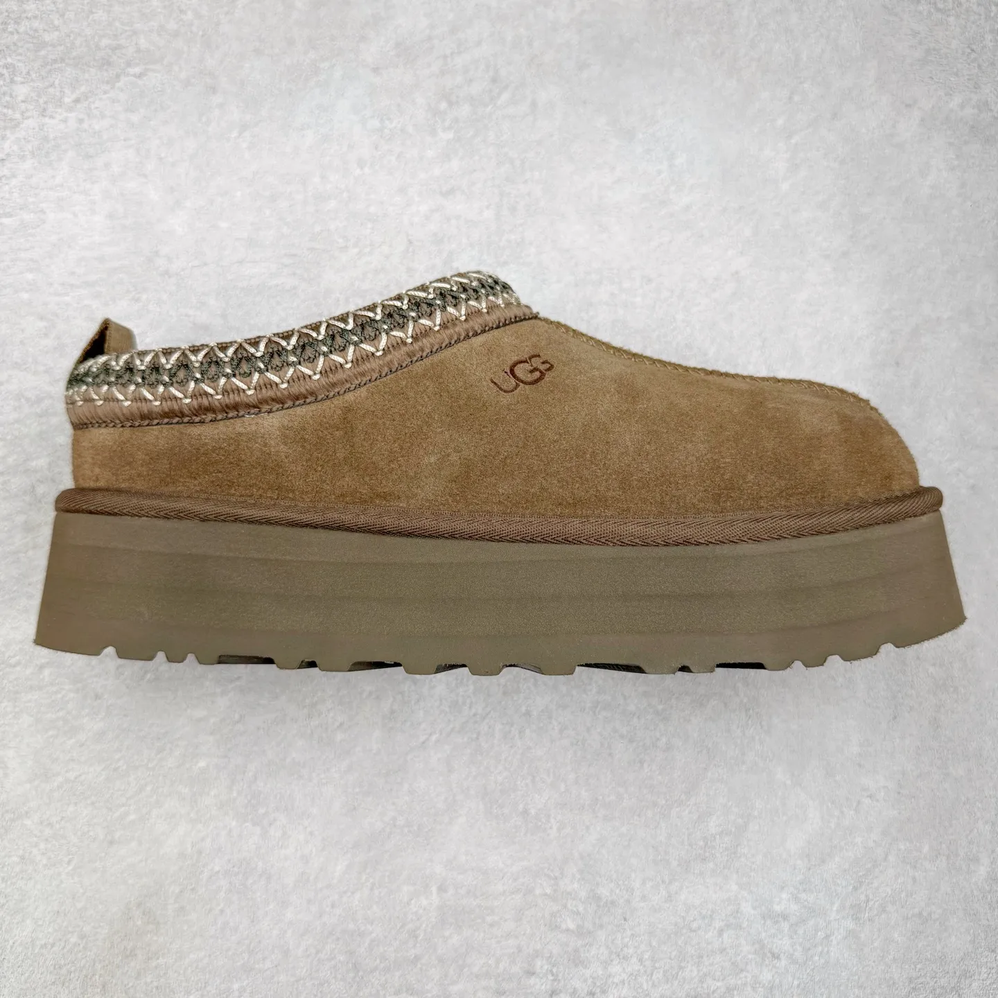 Pick up locally 💰520 UGG 2553 Classic autumn and winter sheepskin and fur integrated snow boots. All shoes are made of ZP. Longfeng A-grade Australian imported sheepskin and fur integrated brand OEM production line. Fully follow the ZP process. OEM original pattern maker. Adhering to the principle of no original shoe development and selection. Pay attention to every detail. The most authentic version on the market. TREADLITE "Light Wing" technology outsole. Lightweight/durable/flexible/pile type size: 35 36 37 38 39 40 Coding: by2936060